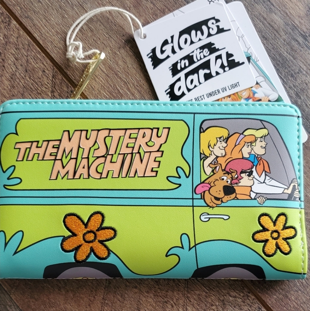 - NWT LOUNGEFLY SCOOBY-DOO WALLET